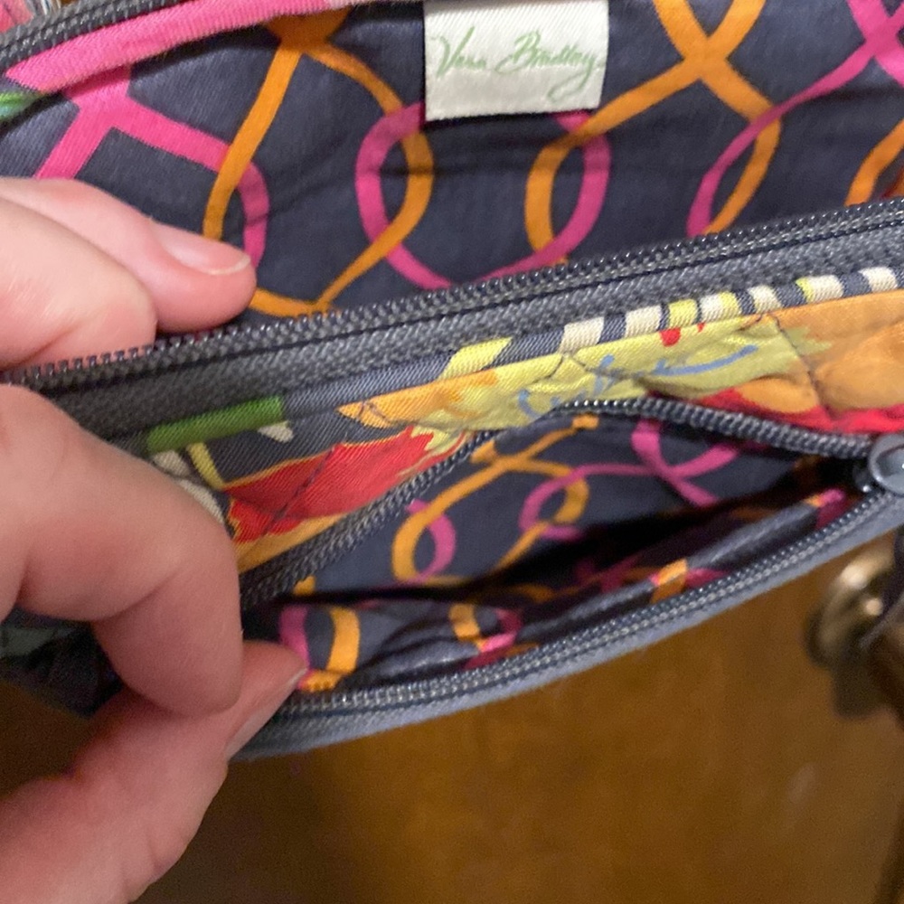 VERA BRADLEY floral adjustable crossbody purse. Pockets everywhere! Pretty!! - Picture 8 of 16